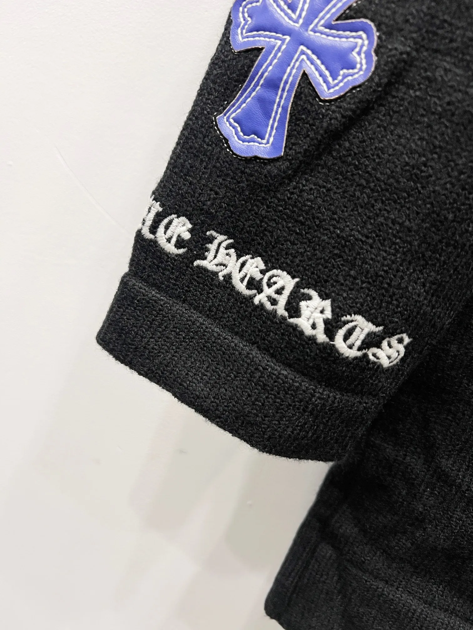 P250 model number: (Q031) -Chrome Hearts/Chrome Hearts colorful cross-veneer cardigan jacket sweater. High weight, high density and high quality. The wool is soft, delicate and skin-friendly. Soft and silky to the touch. Excellent warmth and skin-friendly properties. Custom-woven and dyed. No color difference. No matter the fabric or workmanship details, it is better than the ordinary version on the market. -The hardware zipper accessories are all customized and full of details. Crow autumn and winter super heavy embroidery ➕ positioning leather label long-sleeved knitted cardigan lazy outer wear mid-length sweater -Colour: black white Size: S M L